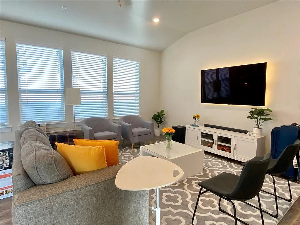 3 bed, 2.0 bath, 1876 sqft, $2,400 — Photo 4