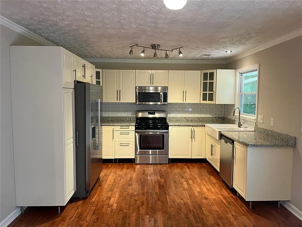4 bed, 2.0 bath, 1826 sqft, $2,550 — Photo 4