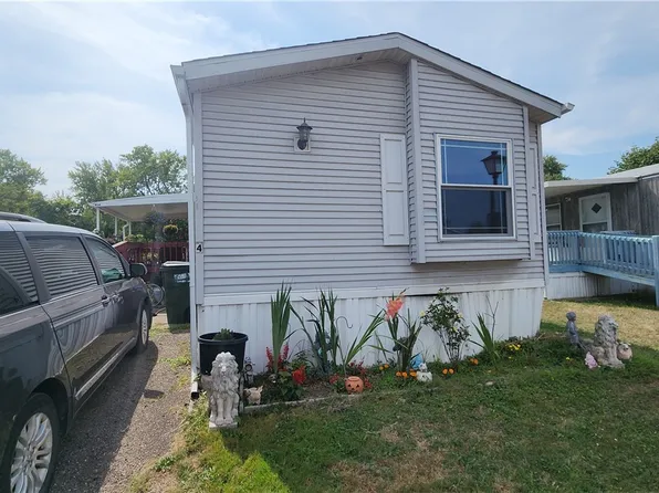 4 Charles Dr, Dover, OH 44622