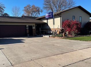 911 Brown St, Holdrege, NE 68949