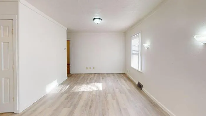710 E Avenue F — Photo 17