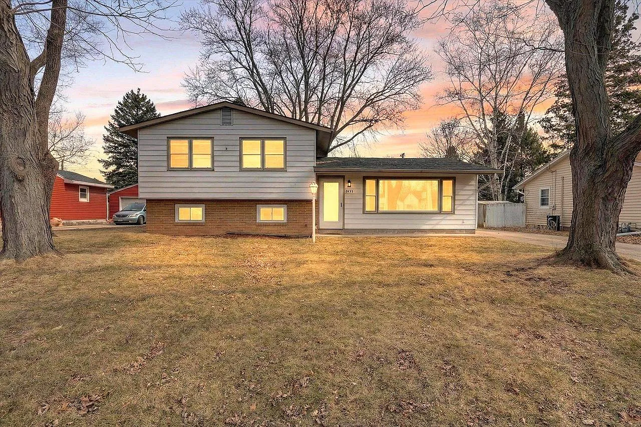 2433 Butlin Drive photo 1
