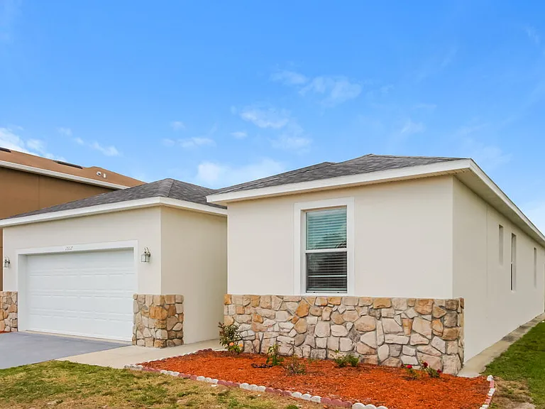 1557 Regent Ct — Photo 3