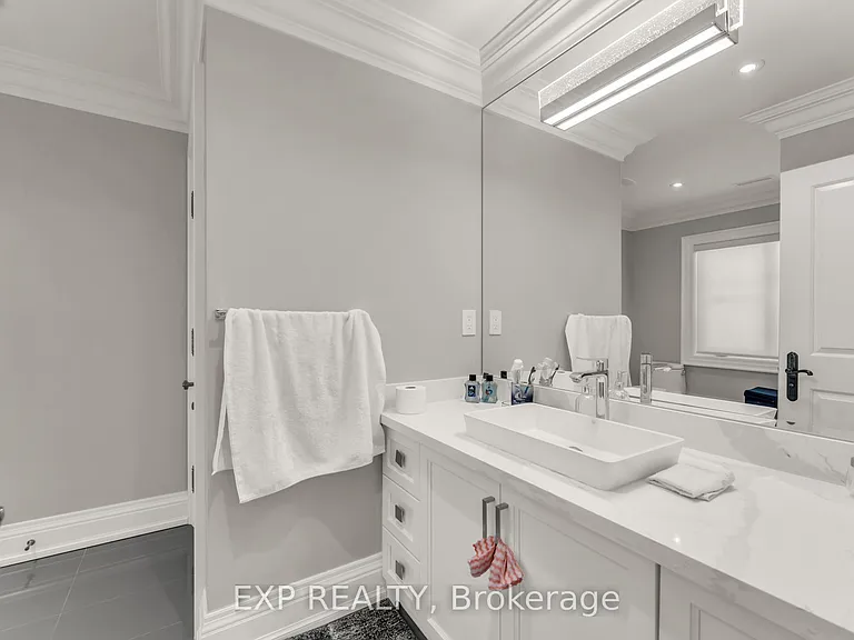 606 Lakeshore Rd W — Photo 37