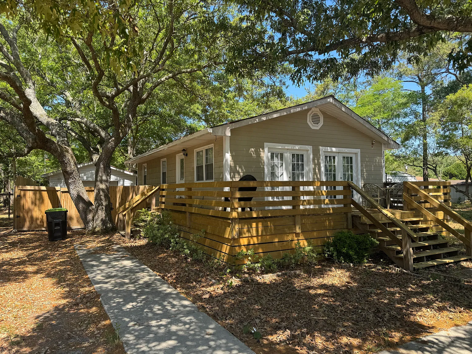 3 bed, 1000 sqft, $1,350 — Photo 1