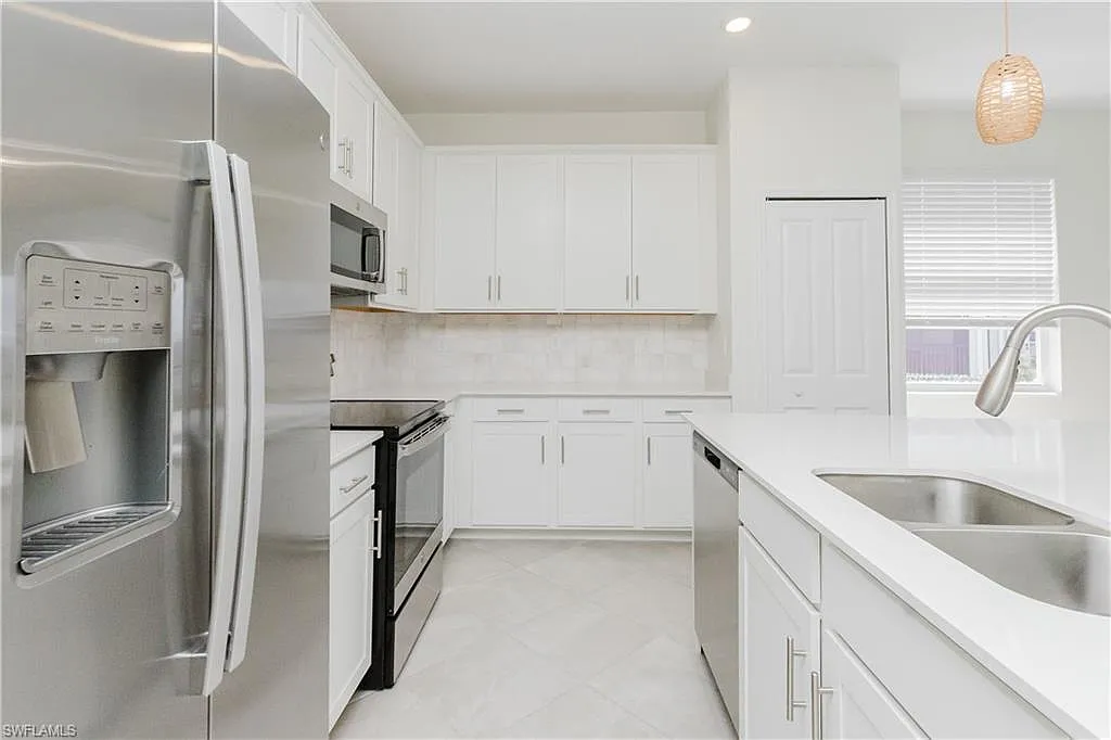 3 bed, 2.0 bath, 1301 sqft, $2,395 — Photo 1