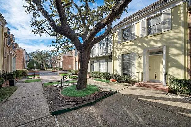 9829 Park Lane Ct #B — Photo 2