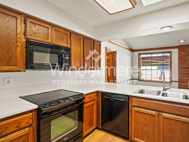 10435 N Iroquois Ct — Photo 5