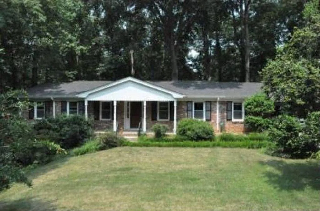 2806 Overlook Dr NE — Photo 1