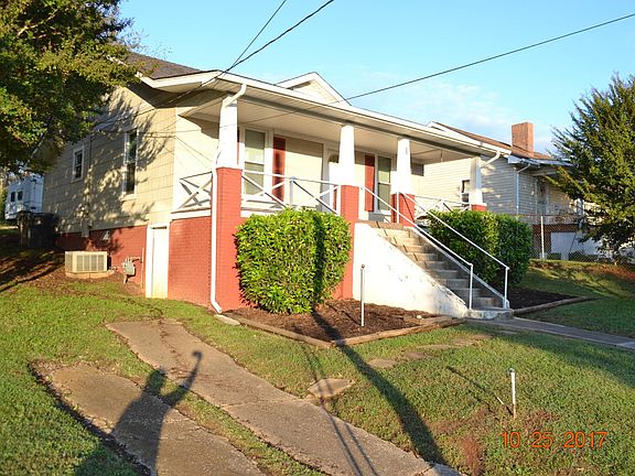 2nd image of 2015 NE Clay St