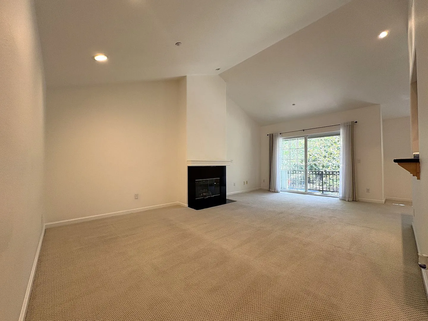 Spacious One Bedroom in Downtown Menlo Park — Photo 2