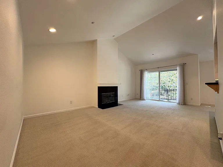 20 Willow Rd #34 — Photo 2