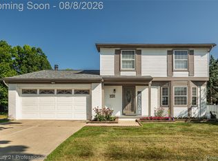 808 Oak Ridge Ct, Brighton, MI 48116