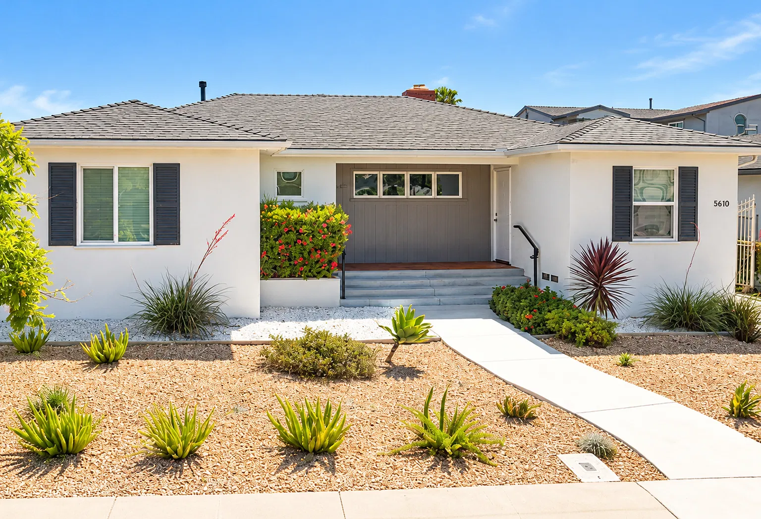 Big Bedrooms, Great Yard! — Photo 1