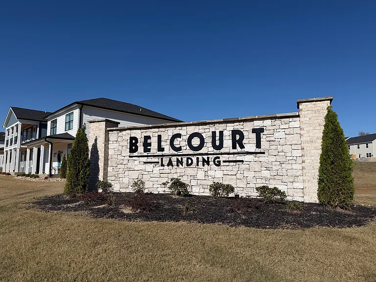 4053 Belcourt Dr NE — Photo 2
