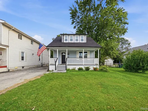 21902 Ridgeway St, Saint Clair Shores, MI 48080