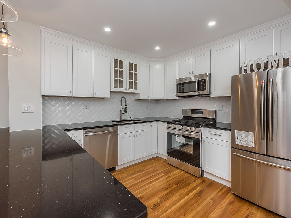 1st image of 25-02 Crescent St #3