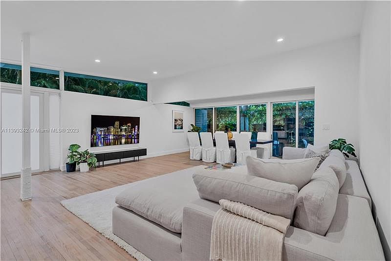 1st image of 1810 Alamanda Dr #1810