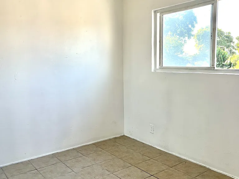 1165 E 59th Pl — Photo 19