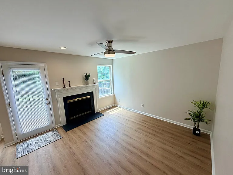 1422 Oxford Cir — Photo 3