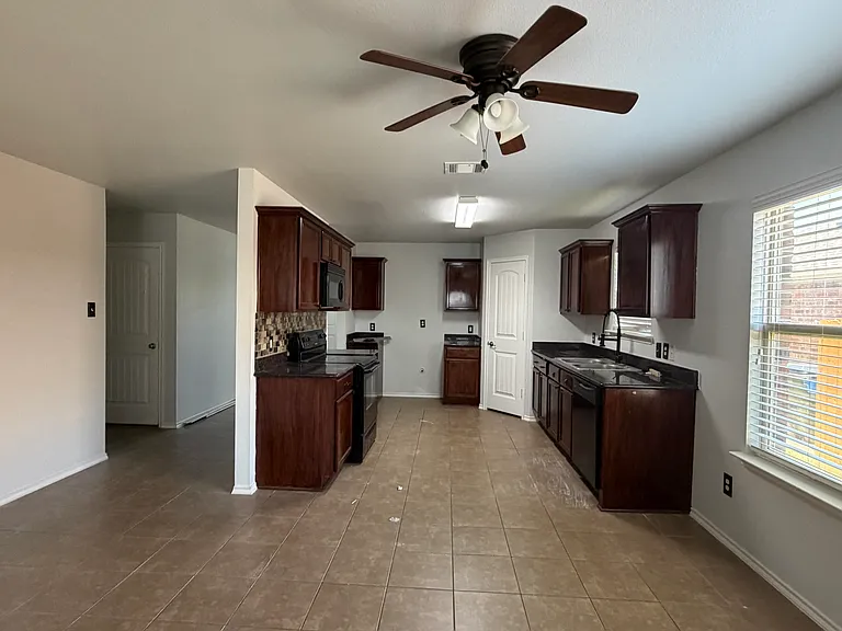 2123 Meadow View Dr — Photo 17