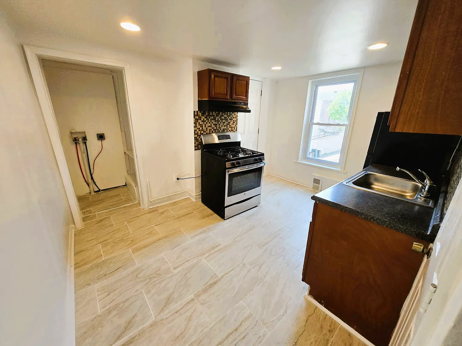 4 bed, $2,100 — Photo 3