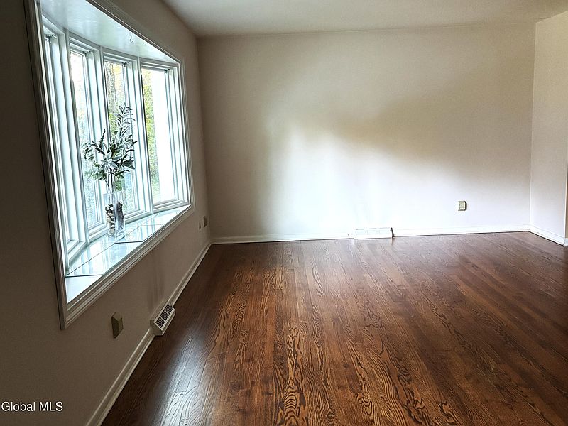 4th image of 102 Woodhaven Drive