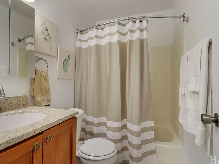 889 Belle Plaine Ave — Photo 8