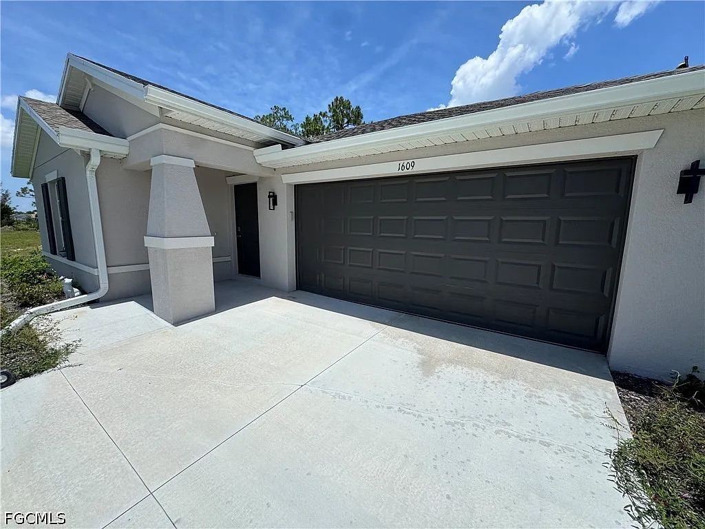 3 bed, 2.0 bath, 1551 sqft, $2,100 — Photo 3