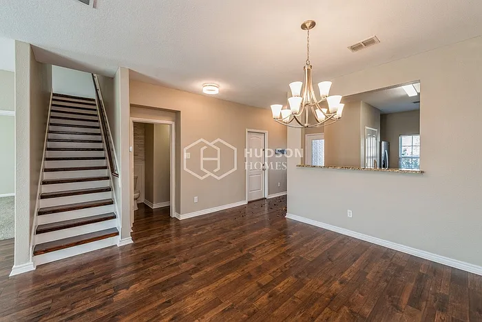 5 bed, 2.5 bath, 2703 sqft, $2,240 — Photo 3