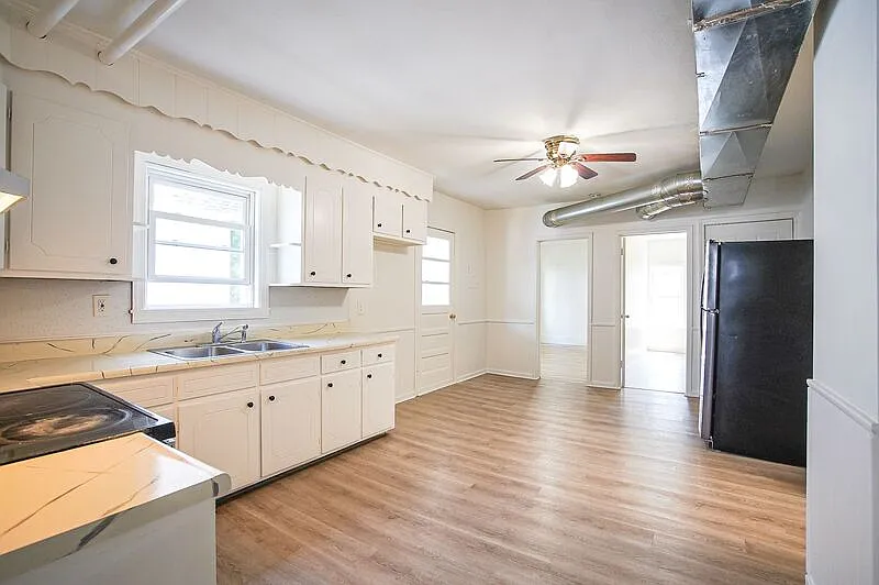 3 bed, 1.0 bath, 900 sqft, $1,700 — Photo 2