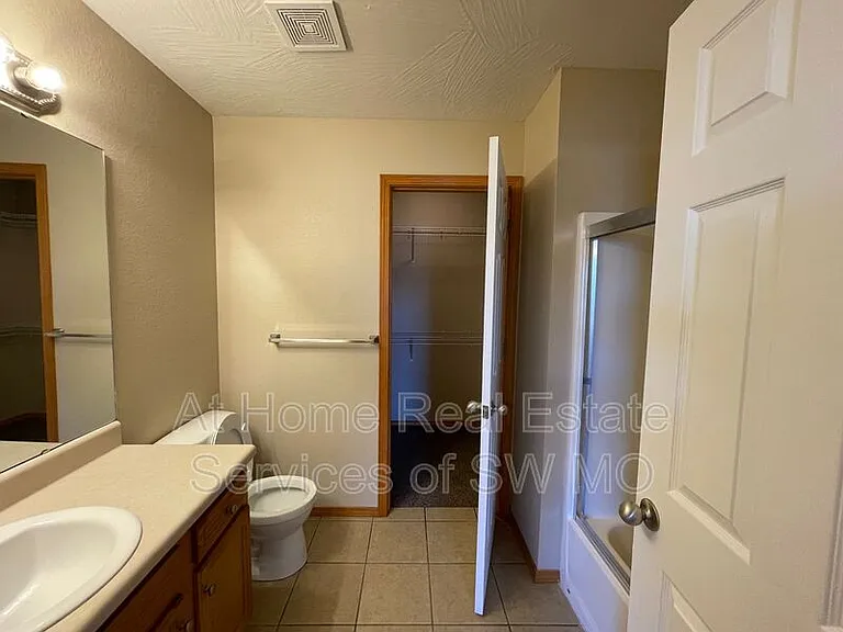 917 N Madison Ave — Photo 9