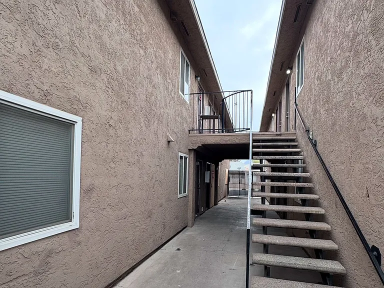 213 E Foster Ave — Photo 1
