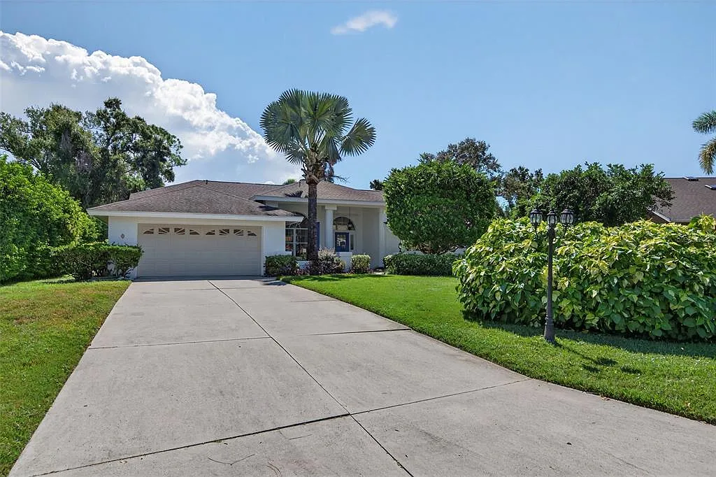 3 bed, 2.0 bath, 2379 sqft, $7,000 — Photo 2