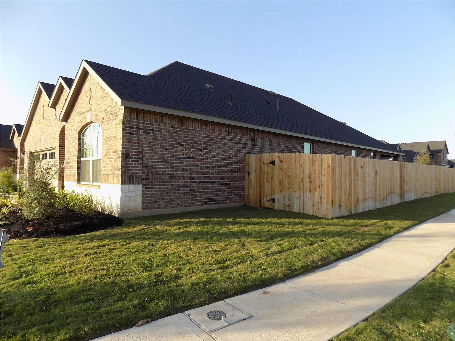 4 bed, 3.0 bath, 2256 sqft, $2,300 — Photo 2