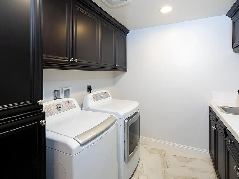 553 Stratford Ct — Photo 21