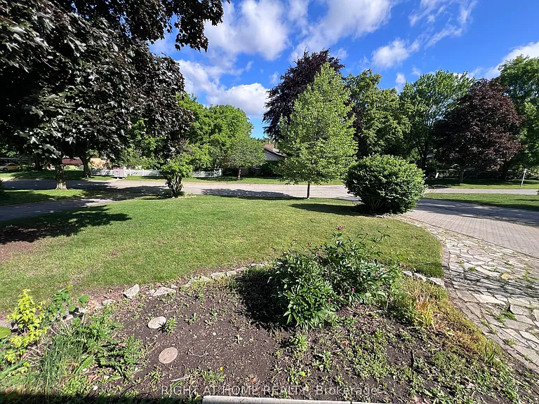 46 Radcliffe Cres — Photo 5
