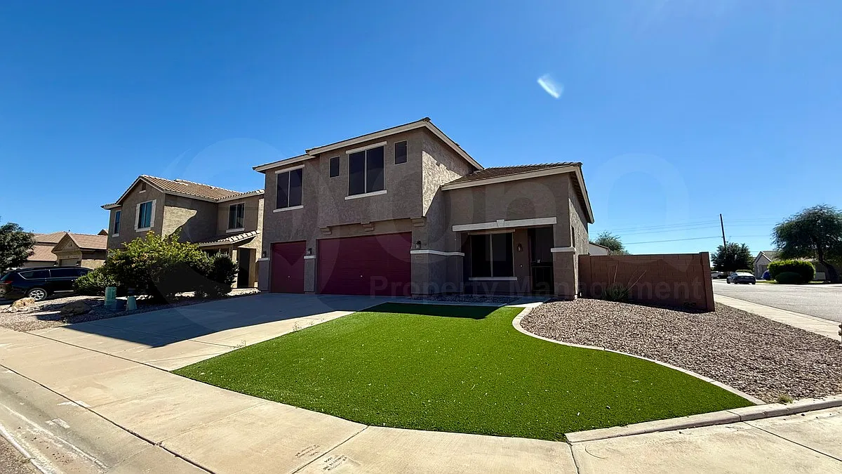 3 bed, 2.5 bath, 2735 sqft, $2,800 — Photo 2