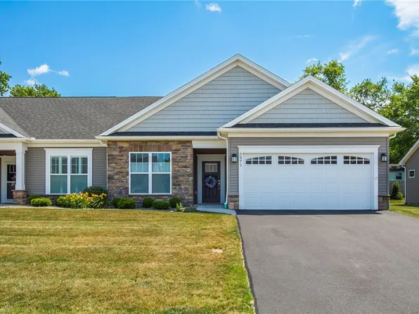 5971 Redfield Dr, Farmington, NY 14425