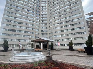 3695 Kaneff Cres #1510, Mississauga, ON L5A4B6