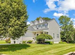 28 Saxton Dr, Hackettstown, NJ 07840