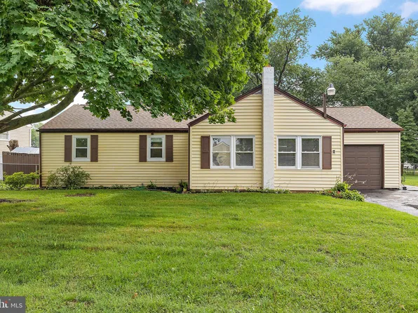 15 Darwin Rd, Newark, DE 19702