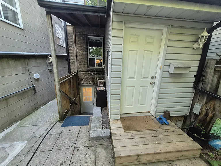 1191 Woodbine Ave #BASEMENT — Photo 23