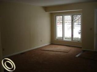 3785 Clintonville Rd, Waterford, MI 48329