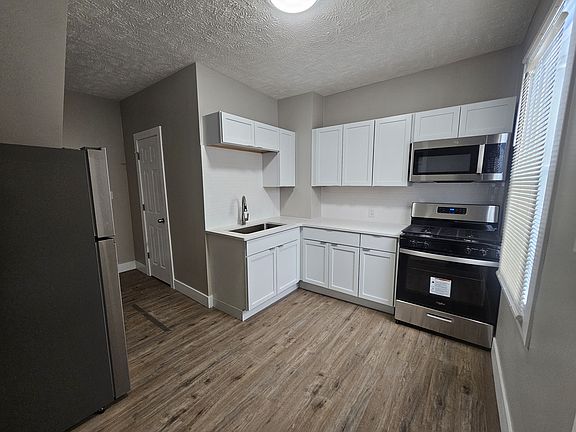 Quarts counter tops, stailess microwave, stove and refrigerator!