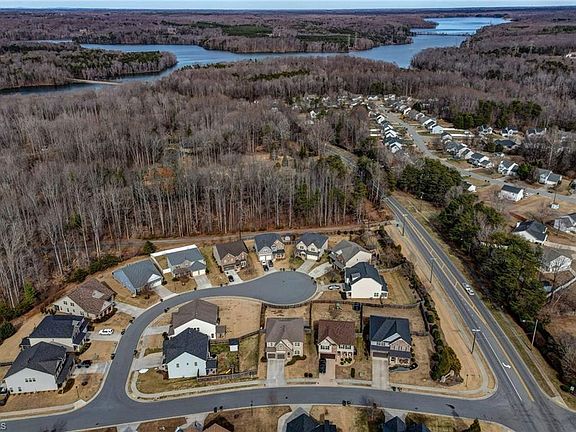 4th image of 405 Summerwalk Rd