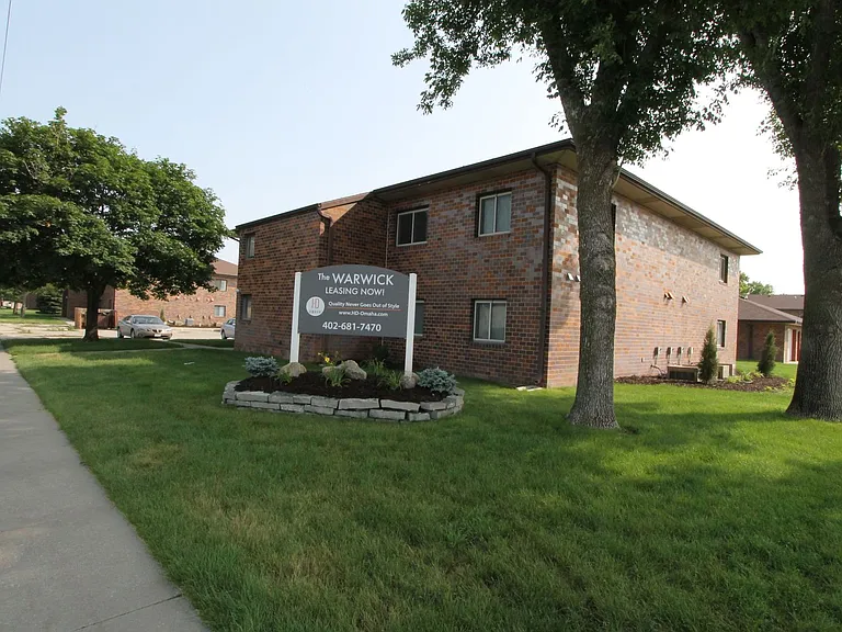 The Warwick of Norfolk. Now leasing updated 1, 2 bedroom apartments and 3 bedroom townhomes! — Photo 9