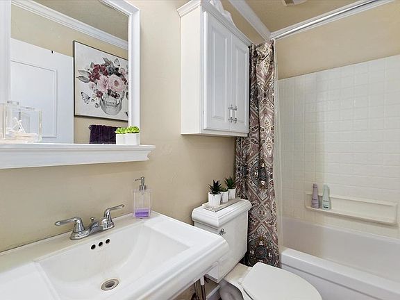 2nd image of 833 N Beachwood St