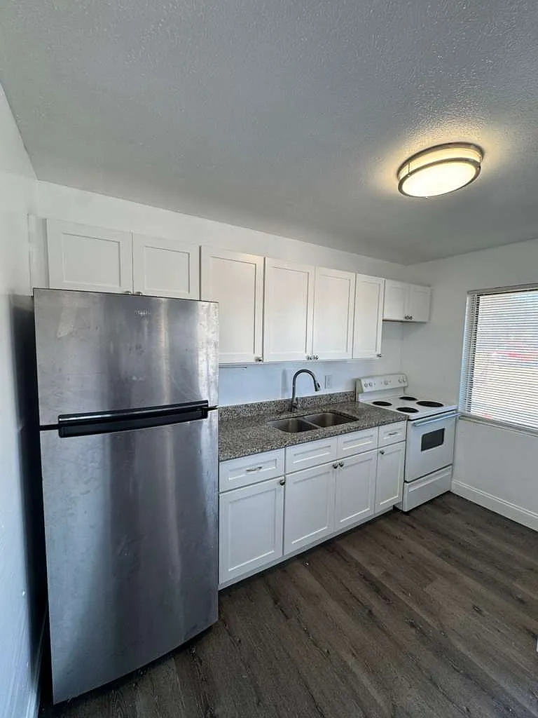 965 West 36th Street — Photo 4