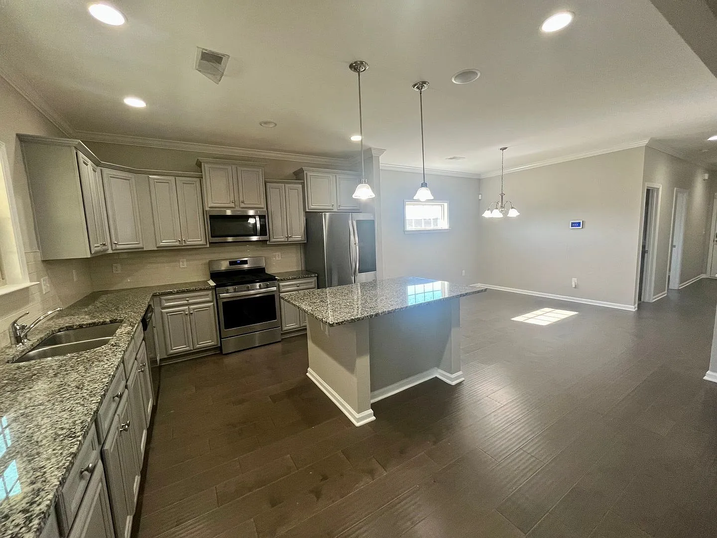 5 Bedroom 3 Bathroom Home in Pendleton — Photo 2